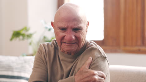 hombre mayor, hombro o dolor con la mano