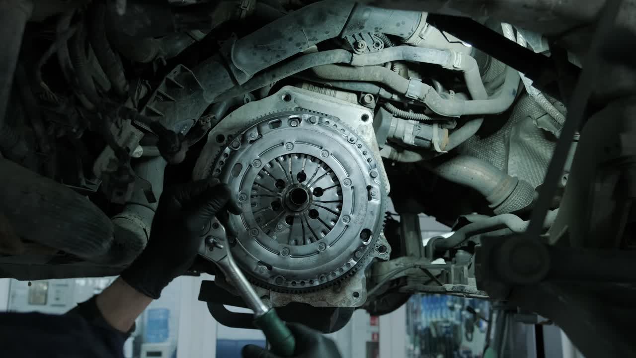 클러치, 구동 축을 교체하고 수리합니다. 들어올린 차 에서 작업합니다.