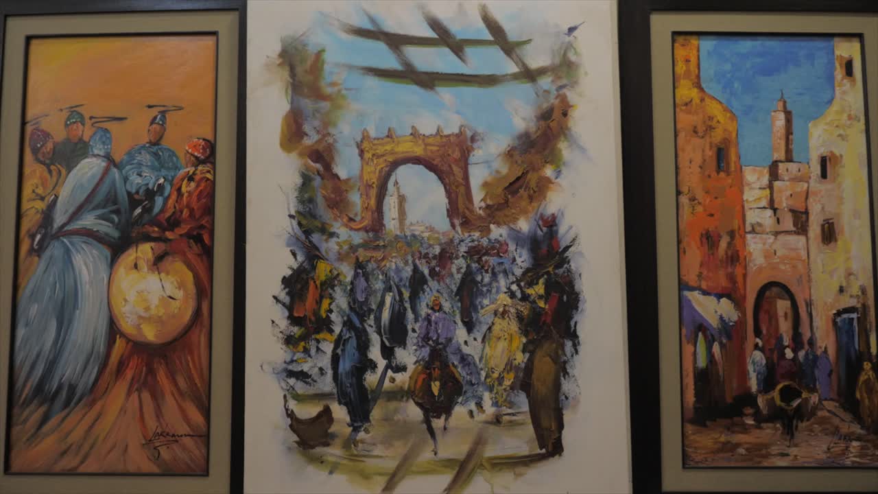 박물관에 전시된 우아하고 아름다운 타블로 그림