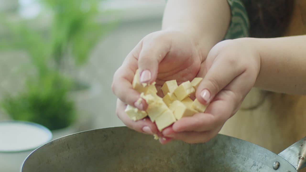 ⁇ 김판 에 치즈 큐브 를 첨가 하는 여자