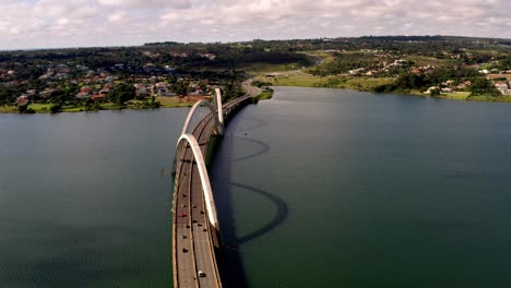 Amplia-Vista-Aérea-Del-Puente-Juscelino-Kubitschek,-Durante-El-Día.