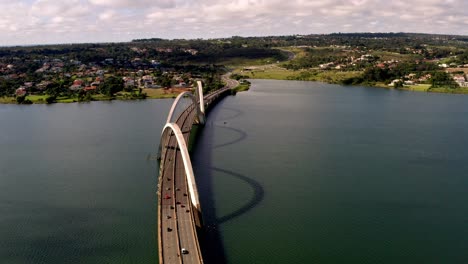 una vista aérea expansiva del puente juscelino kubitschek, durante el día