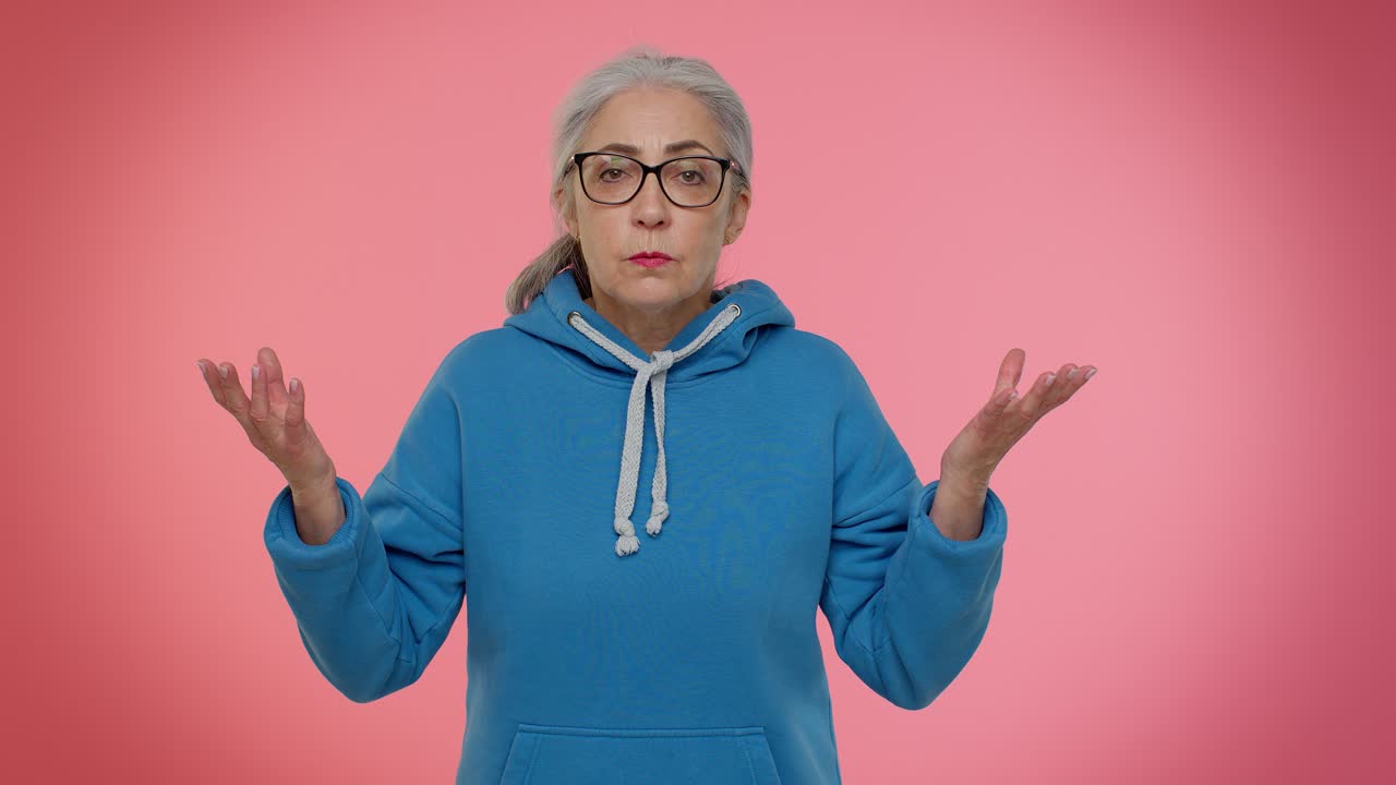 frustrado molesto anciana vieja mujer peleando, preguntando la razón del conflicto, por qué tan testarudo