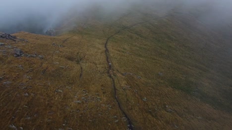 Chica-Corredora-De-Senderos-Corriendo-Senderos-De-Niebla-En-La-Cima-De-La-Montaña