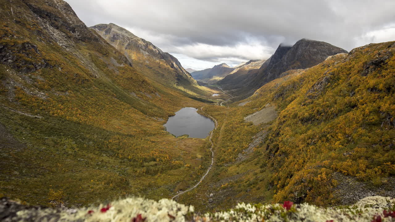 Timelapse 4K af en dal i Norge, zoom ind på Strandadalen