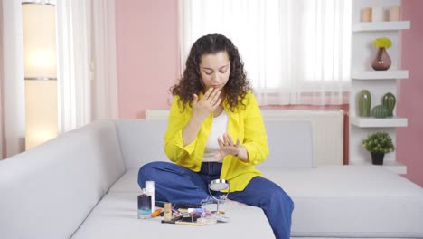 mujer joven con irritación de la piel. problema de la piel.