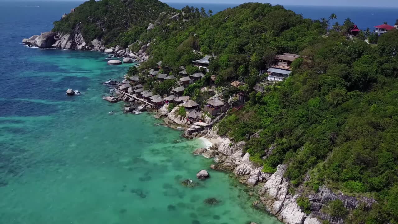 Cảnh từ trên không của hòn đảo nhiệt đới và biển. Máy ảnh di chuyển về phía trước. Quay nửa vòng. Ngày nắng chói chang. Koh Tao. Thái Lan.