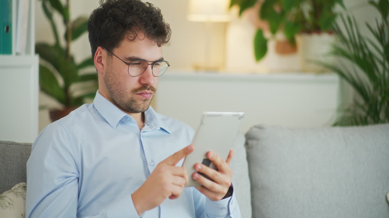 un hombre de negocios confiado analiza los datos financieros.