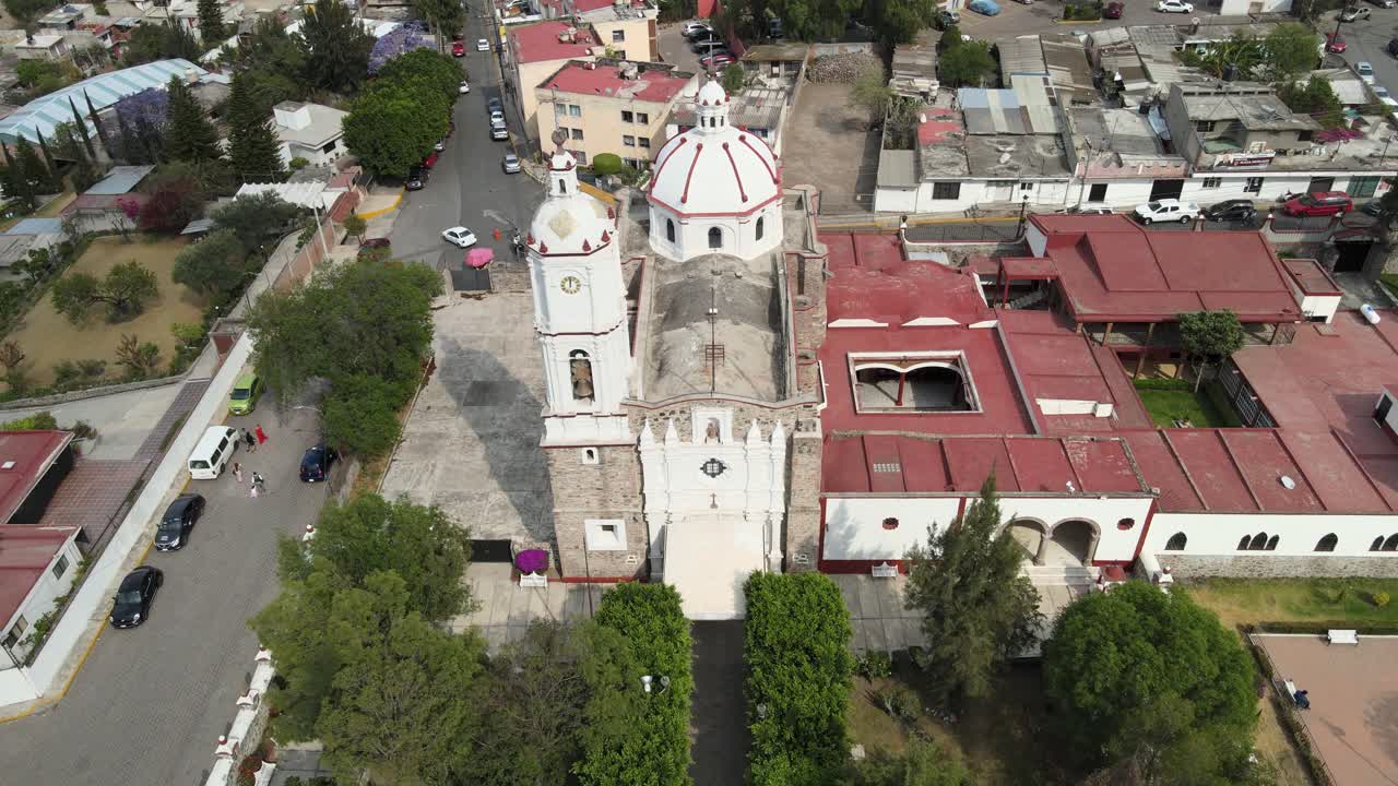 retrocede en una pequeña iglesia