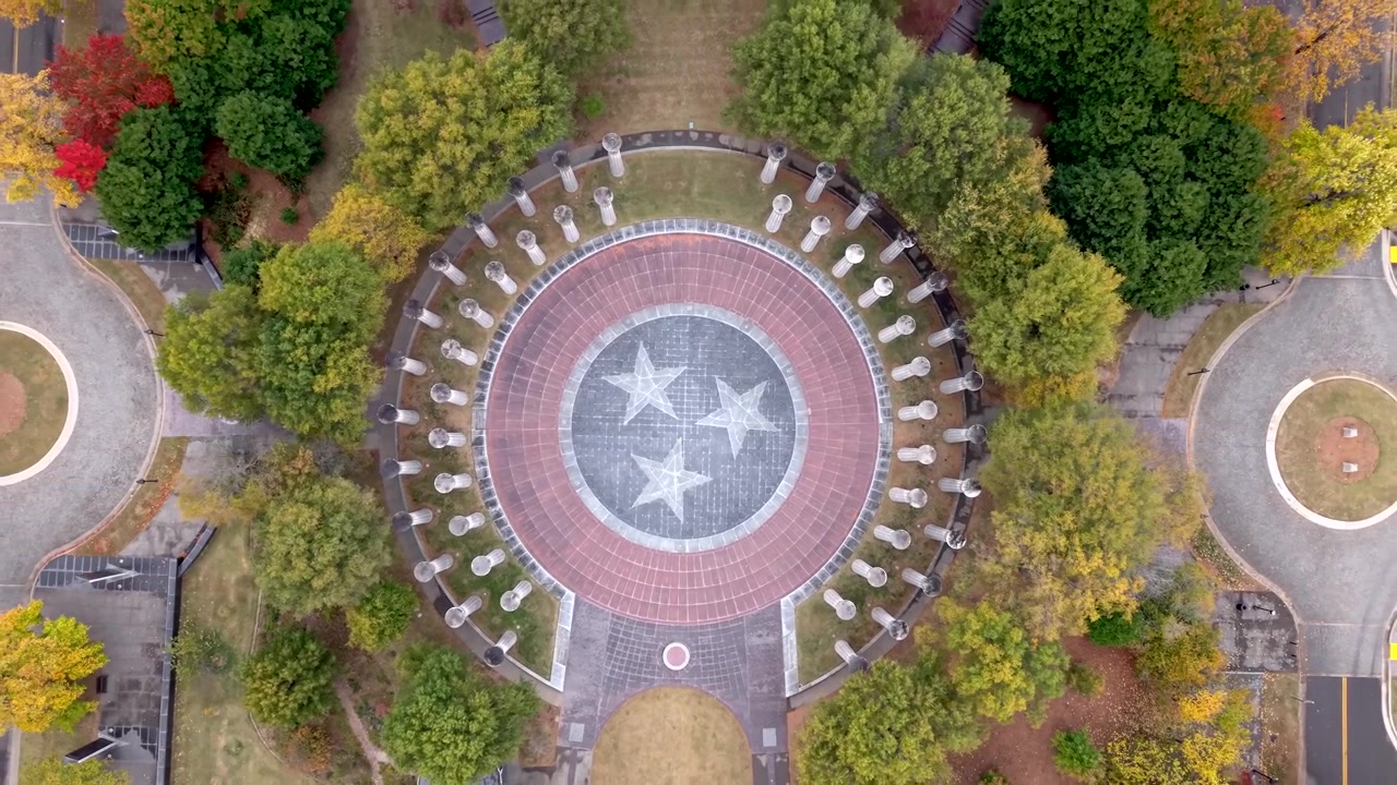 Sentiero Tristar nel Bicentennial Capitol Mall State Park, Nashville, che rivela motivi geometrici, fogliame autunnale, alberi vivaci e architettura classica, ripresa aerea ascendente.