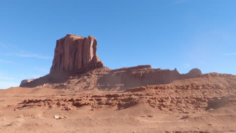 A-panning-shot-of-a-plateau-at-monument-valley,-Arizona,-United-States