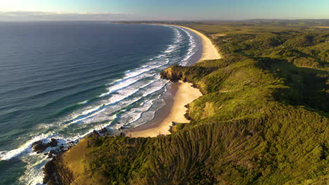 Disparo-épico-De-Drones-Giratorios-De-Olas-Rompiendo-En-La-Playa-Broken-Head-Cerca-De-Byron-Bay