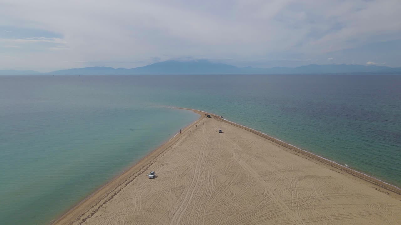 에파노미, 할키디키, 그리스의 열대 해변에 있는 반도에서 4k 이륙 클립