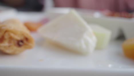 un plato de queso blanco con fruta