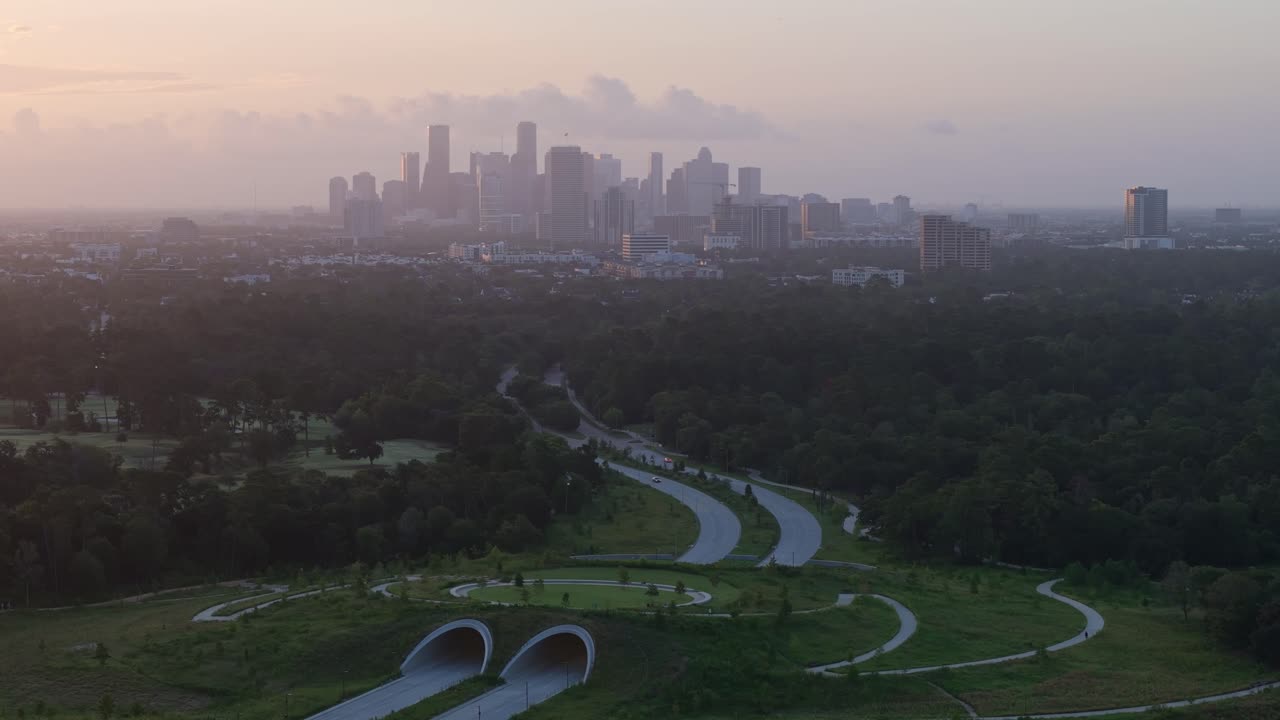 유명한 메모리얼 드라이브 고속도로 도로 푸른 풍경과 휴스턴 시내 풍경 배경으로 기후 변화로 인해 흐릿한 하늘 아래 공기 오염, 텍사스