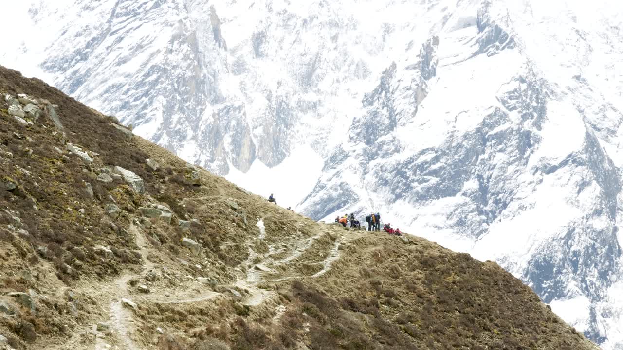 네팔 마나스루 (manaslu) 에 있는 트레킹 라크 패스 (larke pass) 에서 배을 타고 여행하는 많은 사람들이 있습니다.