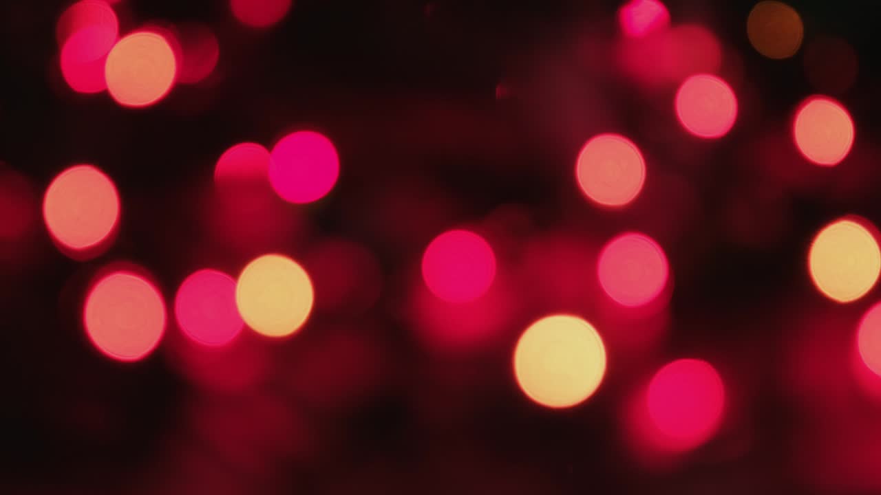 coloridas guirnaldas de navidad parpadean sobre un fondo negro. decoración para una fiesta o navidad. concepto de vacaciones de invierno