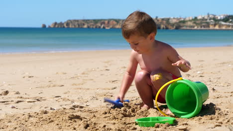 Adorable-Niño-Pequeño-Jugando-En-La-Playa-Soleada,-Cámara-Lenta