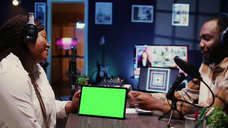 los podcasters reaccionan a los vídeos divertidos en el dispositivo chroma key