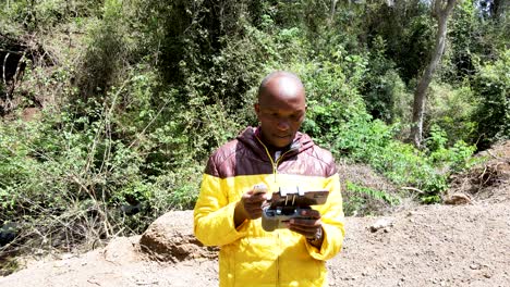 Avión-Industrial-Uav-Innovador-Piloto-De-Drones-Tomando-Fotografía-De-Drones-Operando-Drones-De-Seguridad-En-El-Bosque-De-Kenia