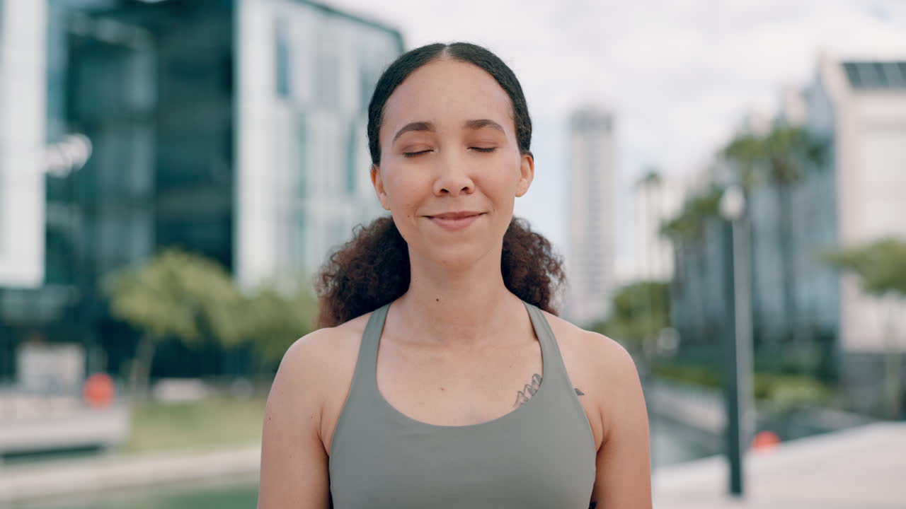 mujer feliz al aire libre