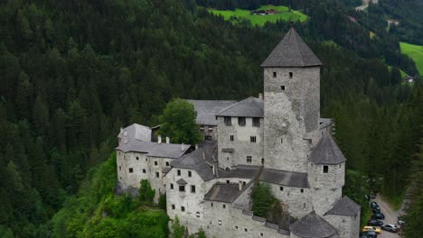 Vista-Aérea-Del-Castillo-De-Taufers,-Gran-Castillo-Medieval-En-Una-Colina-En-Alto-Adige,-Italia