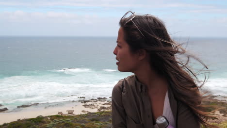 joven morenita en la playa en australia mirando concentrado el horizonte