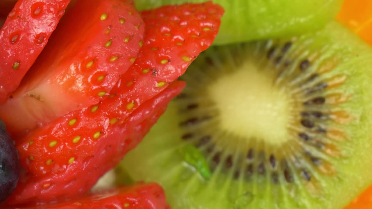 얇게 썬 과일의 근접 회전