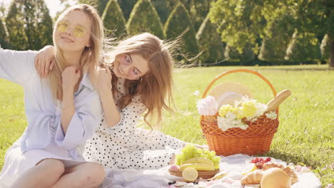 zwei mädchen genießen ein sonniges picknick im park