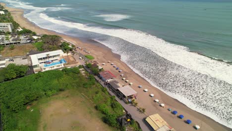 Toma-Aérea-De-La-Playa-De-Batu-Belig-En-Bali,-Indonesia,-Cerca-Del-Océano