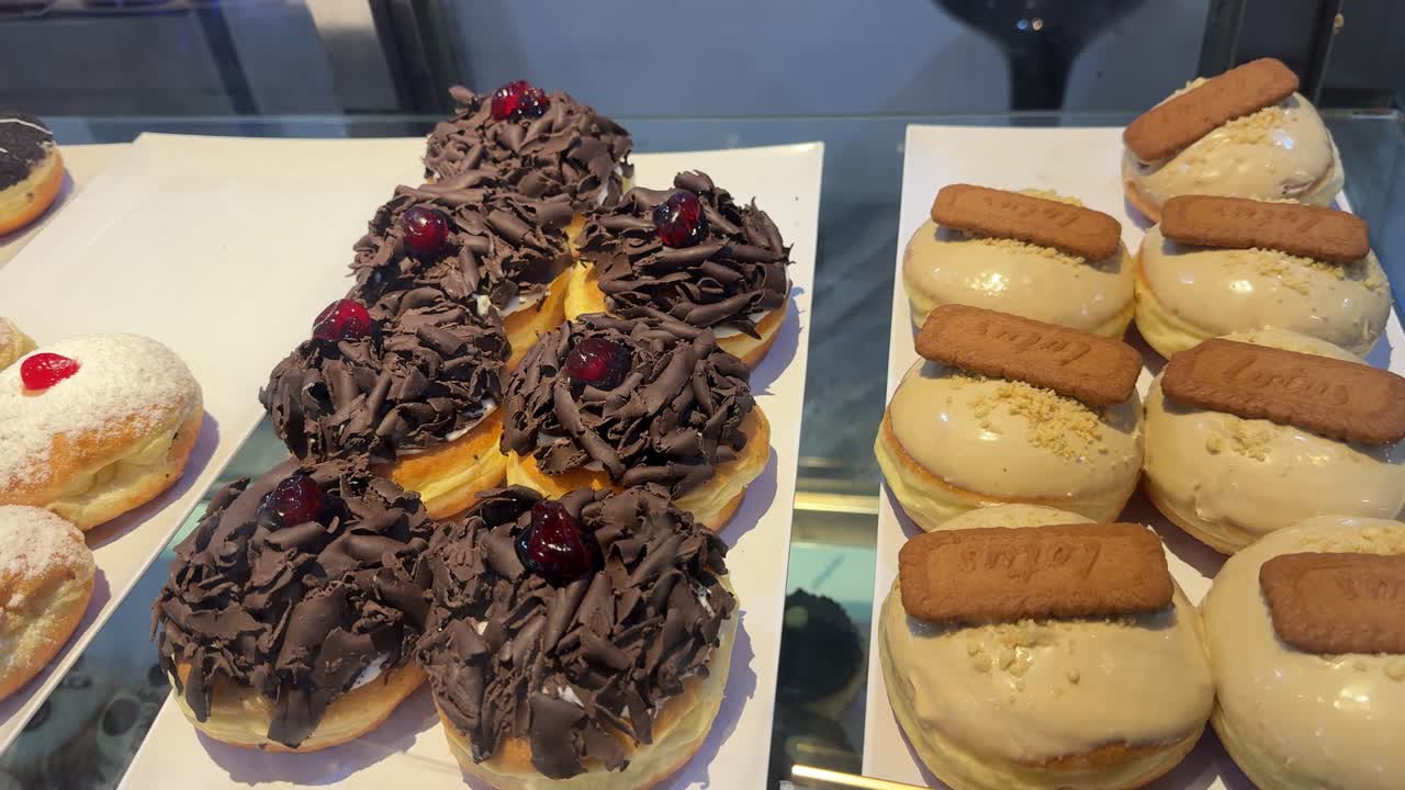 Assortimento di ciambelle gourmet con varie guarnizioni in esposizione