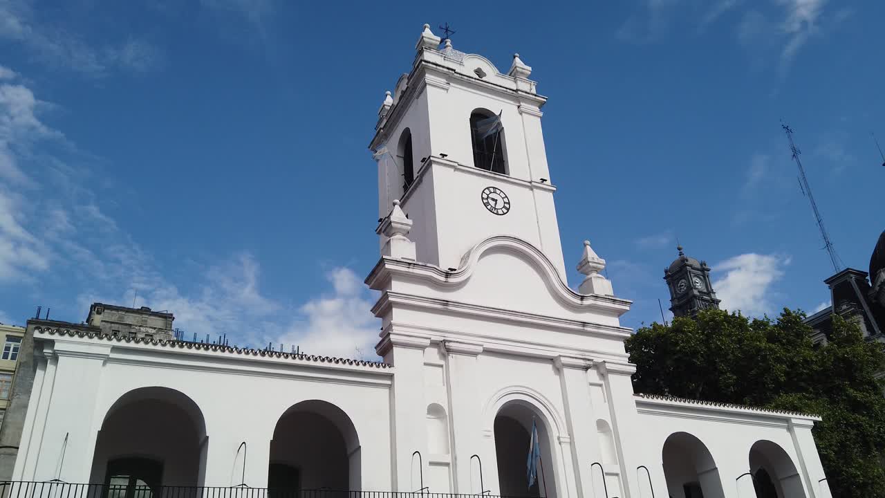 Cabildo estabelecendo o perfil urbano da arquitetura histórica da cidade de Buenos Aires, turismo na Argentina, torre do relógio, edifícios antigos