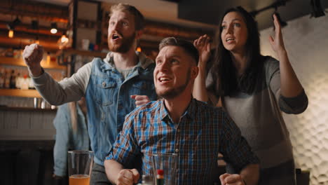 Emocionados-Fanáticos-Del-Fútbol-Saltando-Y-Aplaudiendo-En-Celebración-De-La-Victoria.-Los-Aficionados-Al-Fútbol-Animando-En-El-Bar-Deportivo-O-Pub.