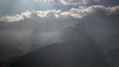 Ströme-Von-Sonnenlicht-Fallen-Von-Oben-Herab-Und-Benetzen-Die-Berggipfel