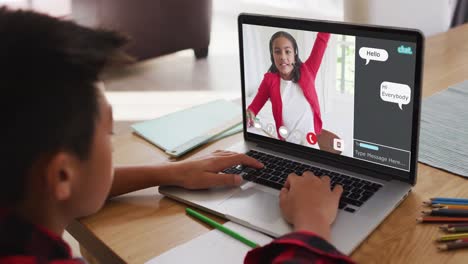 escolar que usa una computadora portátil para la lección en línea en casa, con su colega y el chat web en la pantalla