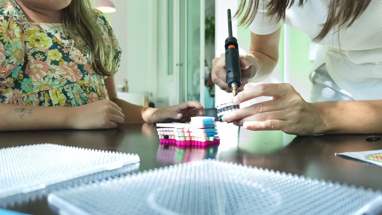 madre e hija haciendo un proyecto de cuentas juntos