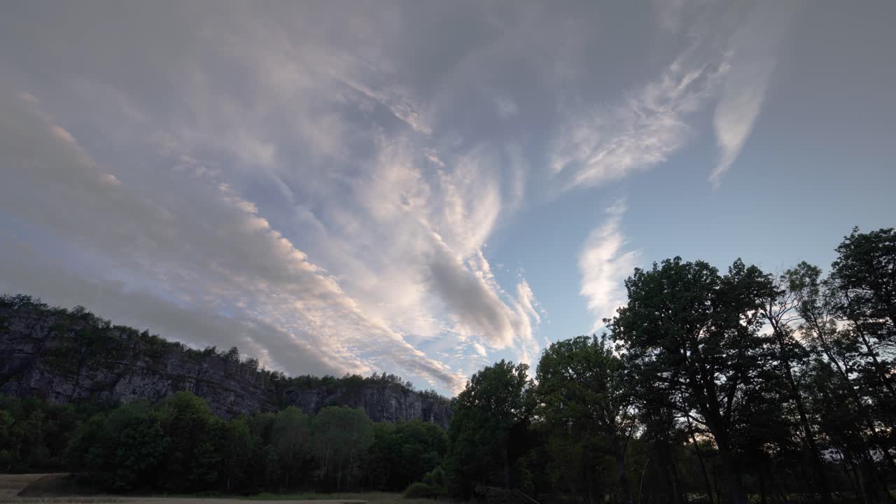 노르웨이 남부의 숲과 산 위를 달리는 구름의 시간 경과 영상