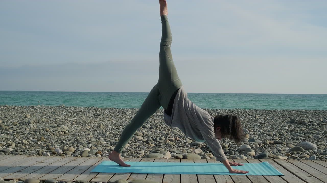 해변에서 요가를 연습하는 여자