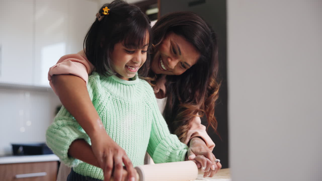 madre e hija horneando juntas