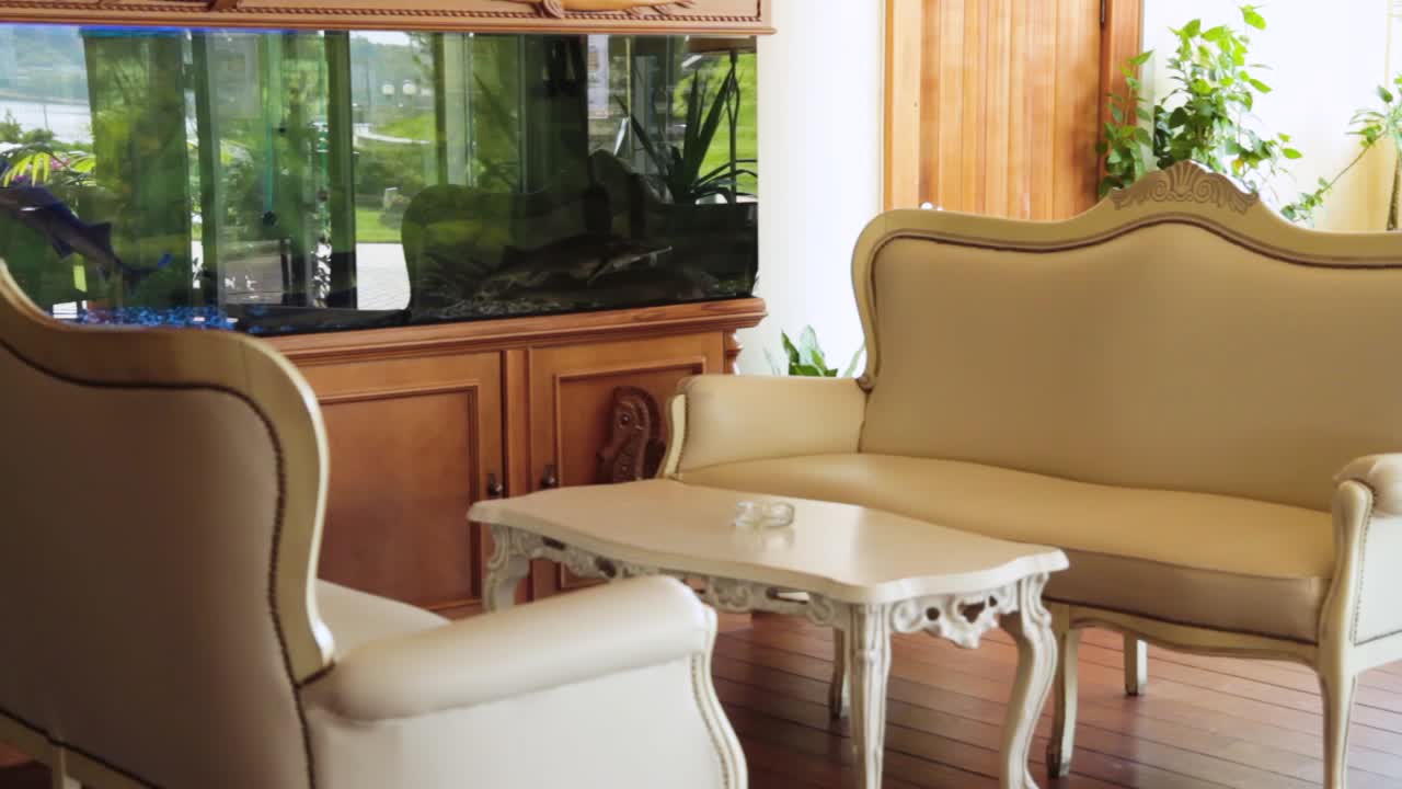 아쿠아리움 이 있는 우아 한 거실
