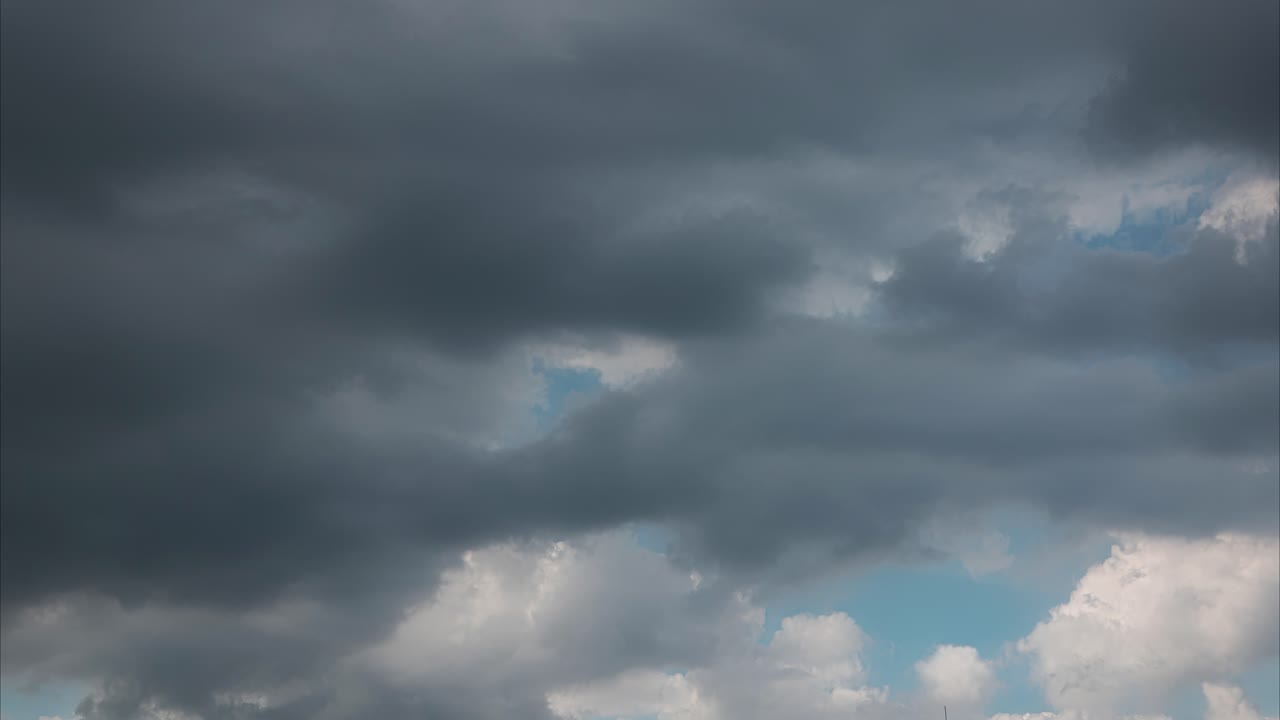 청록색 하늘 위에 극적인 적운 구름 timelapse