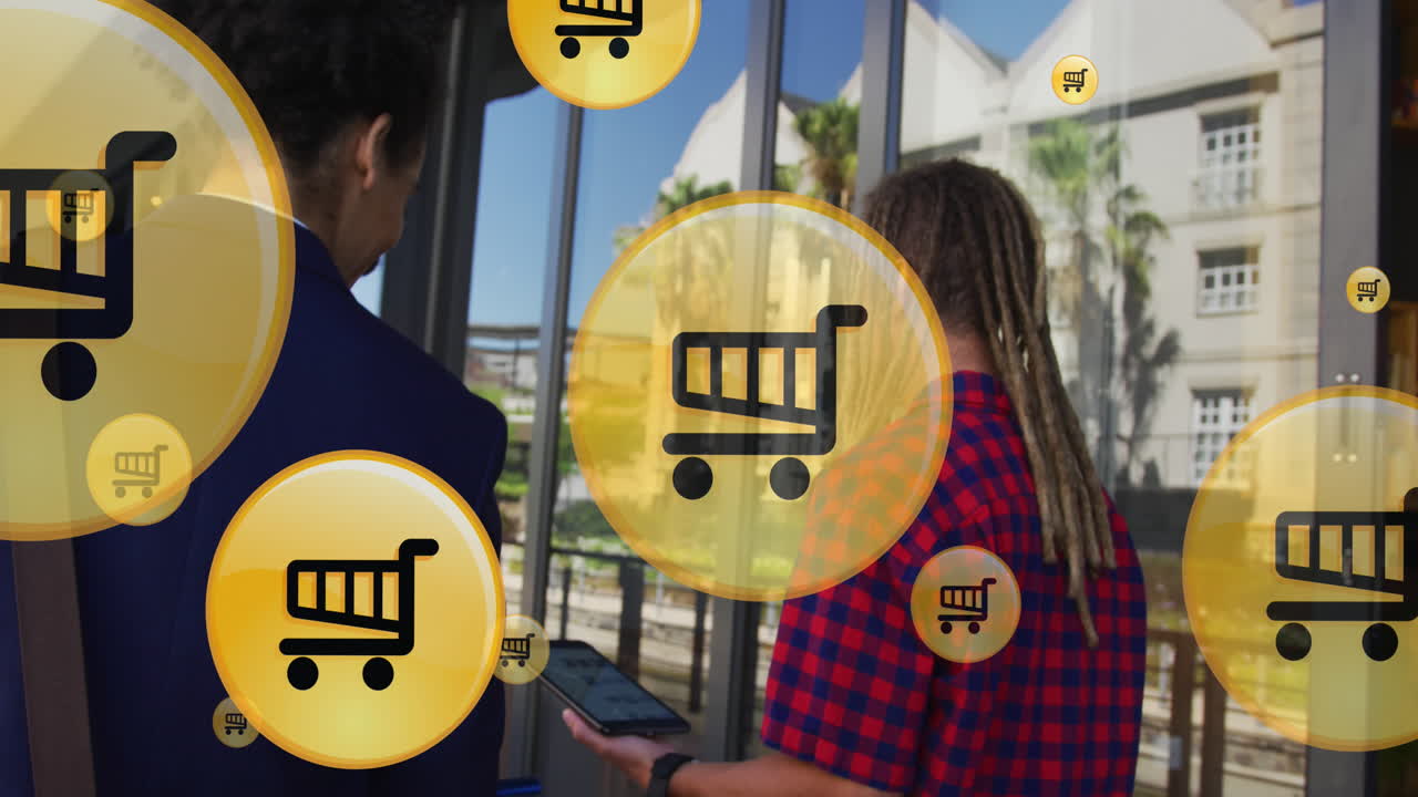 animación de iconos de carrito de compras sobre diversos compañeros de trabajo discutiendo mientras caminan en la oficina
