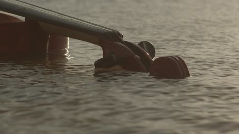 Un-Violín-Clásico-Está-Flotando-En-El-Agua-De-Mar