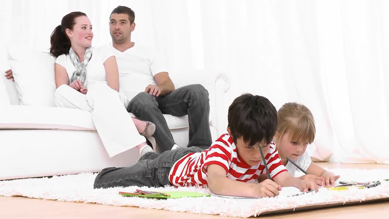 집 에서 숙제 를 하는 자녀 들