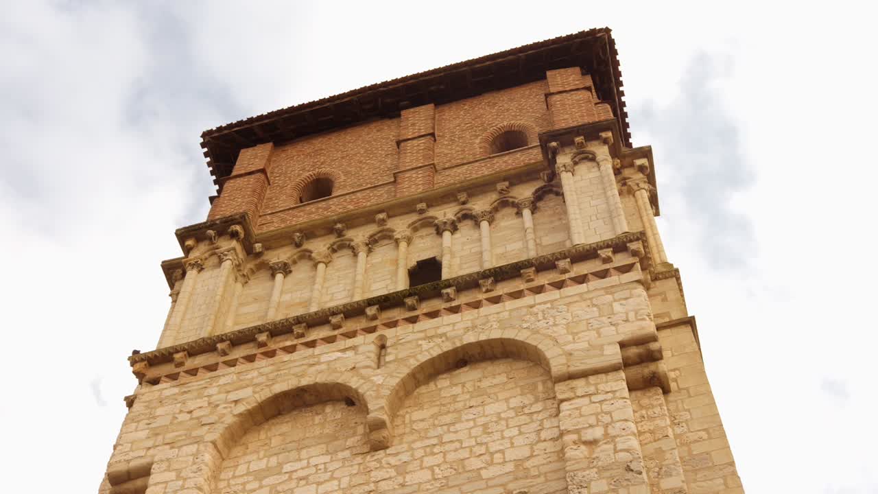 Foto dal basso dell’antica torre della Collegiata di Saint-Salvi ad Albi, in Francia. La torre mostra la transizione da una base romanica in pietra a una sezione superiore gotica in mattoni rossi.