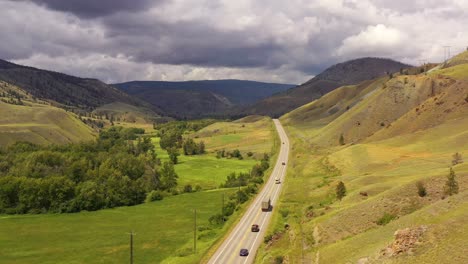 Lluvias-Sobre-Semidesierto:-Carretera-Cariboo-En-Clinton-Bc