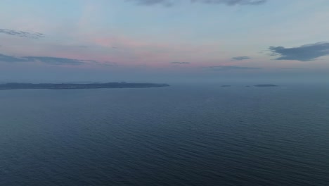 Seitlich-Bewegte-Antenne-Mit-Blick-Auf-Den-Horizont-Und-Die-Weite-Nordsee-Im-Morgengrauen,-Norwegen