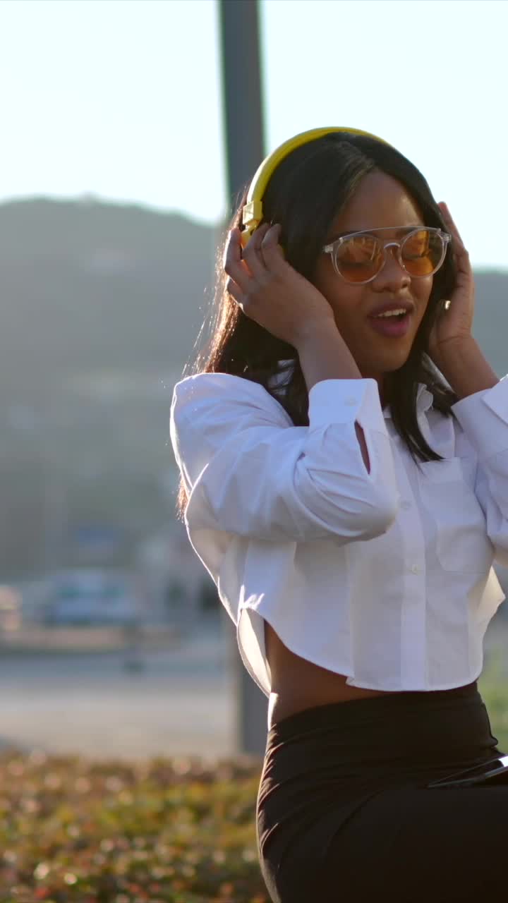 mujer disfrutando de música con auriculares