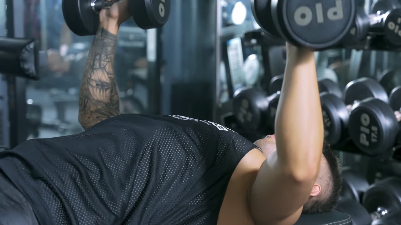 강한 근육 abs 보디 빌더 트레이너 남자 바벨 운동을 사용하여 벤치 프레스를하는 체육관 스포츠 클럽에서 가 근육 질량 운동