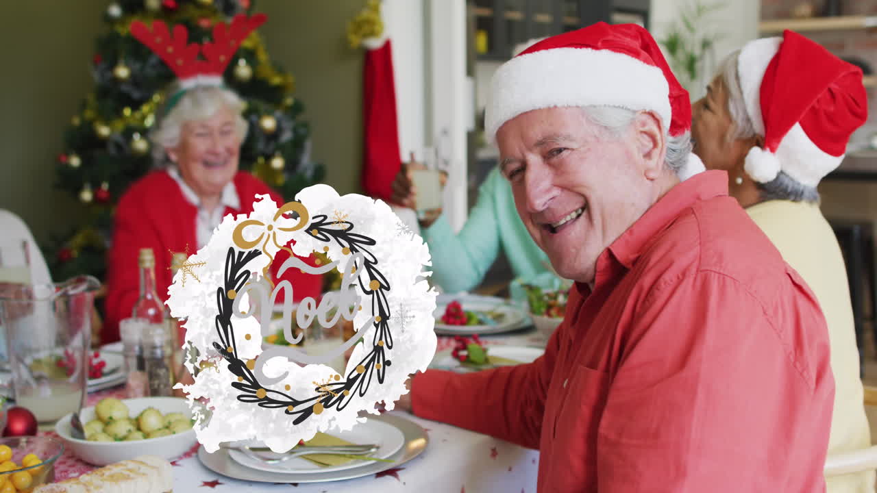 animación de saludos de navidad texto sobre sonriente hombre caucásico mayor en la mesa de la comida de navidad.